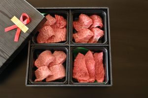 米沢牛4種焼肉詰合せ（冷凍）計280g（肩ロース、サーロイン、カルビ、赤身　各70g）化粧箱入 ¥5,940(税込)