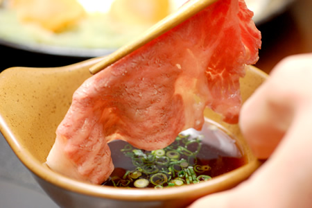 さっぱりとした冷しゃぶをポン酢で食べるイメージ