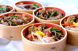 和牛である米沢牛の専門店、黄木のわっぱめし。6個並べた、調理イメージ。