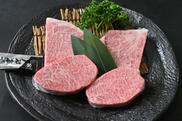 和牛である米沢牛の専門店、黄木のステーキ用精肉。ステーキ用モモが2枚、ステーキ用サーロインが2枚入っている黒皿。