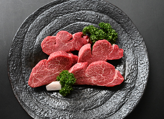 和牛である米沢牛の専門店、黄木のステーキ用精肉。米沢牛ヒレが4枚入っている黒皿。