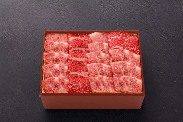 和牛である米沢牛の専門店、黄木の焼肉用精肉。黒背景で、焼肉バラの赤箱。