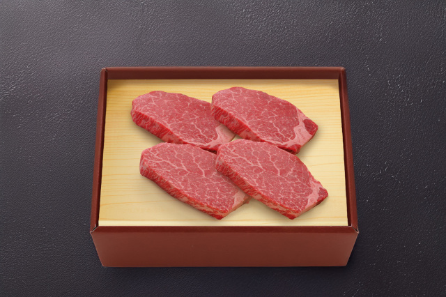 和牛である米沢牛の専門店、黄木のステーキ用精肉。ステーキ用ヒレが4枚入っている赤箱。