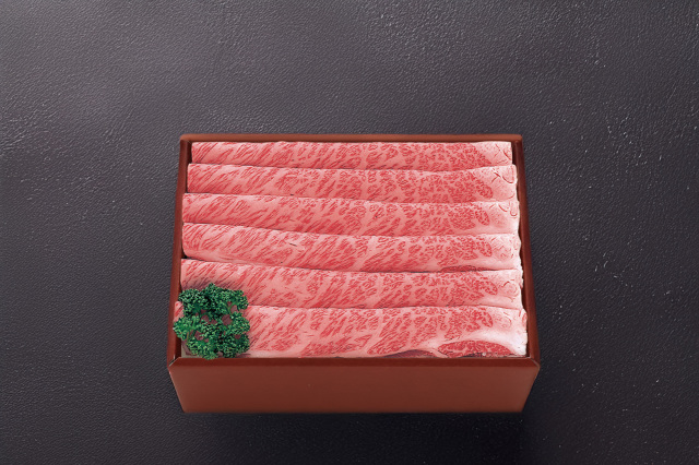 和牛である米沢牛の専門店、黄木のしゃぶしゃぶ用精肉。しゃぶしゃぶ用肩ロースが乗っている赤箱。