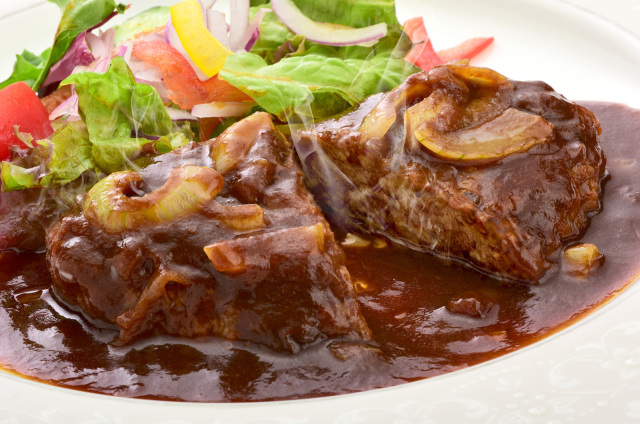 和牛である米沢牛の専門店、黄木のハンバーグ。直営レストラン金剛閣監修。濃旨デミハンバーグの調理イメージ。