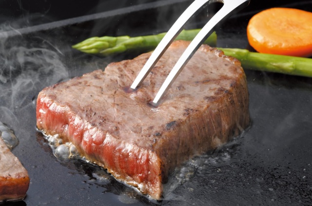 和牛である米沢牛の専門店、黄木のステーキの調理イメージ画像。