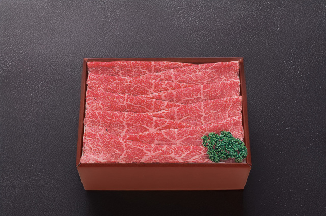 和牛である米沢牛の専門店、黄木のしゃぶしゃぶ用精肉。しゃぶしゃぶ用モモが乗っている赤箱。