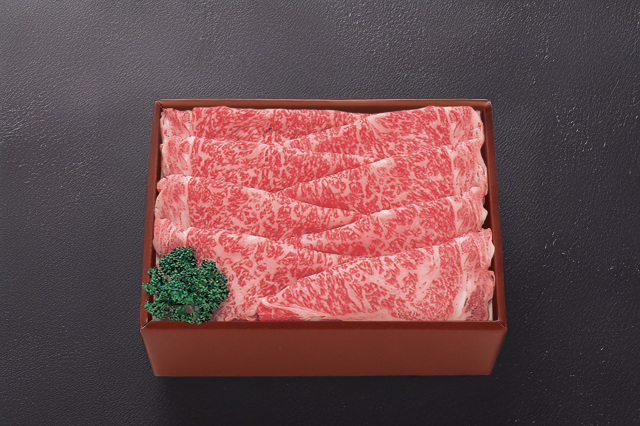 和牛である米沢牛の専門店、黄木のしゃぶしゃぶ用精肉。しゃぶしゃぶ用ロースが乗っている赤箱。