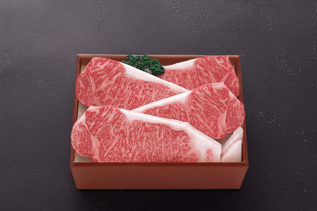 和牛である米沢牛の専門店、黄木のステーキ用精肉。ステーキ用サーロインが4枚入っている赤箱。