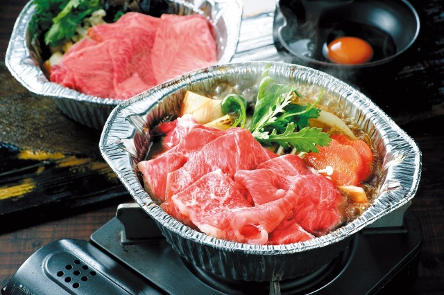 和牛である米沢牛の専門店、黄木のすき焼き鍋。調理イメージ。
