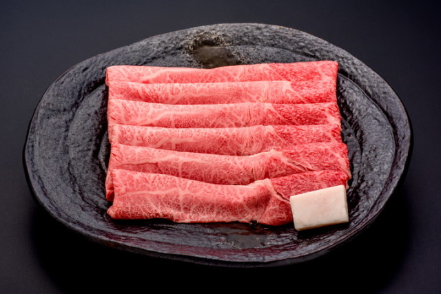 牛である米沢牛の専門店、黄木のすき焼き用精肉。黄木自慢の悠修牛の赤身。