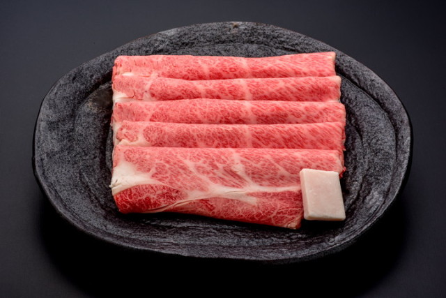 牛である米沢牛の専門店、黄木のすき焼き用精肉。黄木自慢の悠修牛の肩ロース。