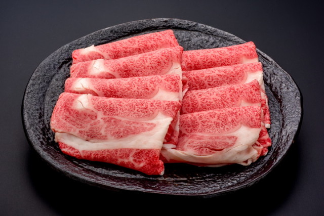 和牛である米沢牛の専門店、黄木のしゃぶしゃぶ用精肉。しゃぶしゃぶ用ロースが乗っている黒皿。悠修牛。