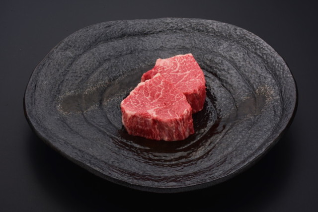 和牛である米沢牛の専門店、黄木のステーキ用精肉。悠修牛のランプが2枚入っている黒皿。